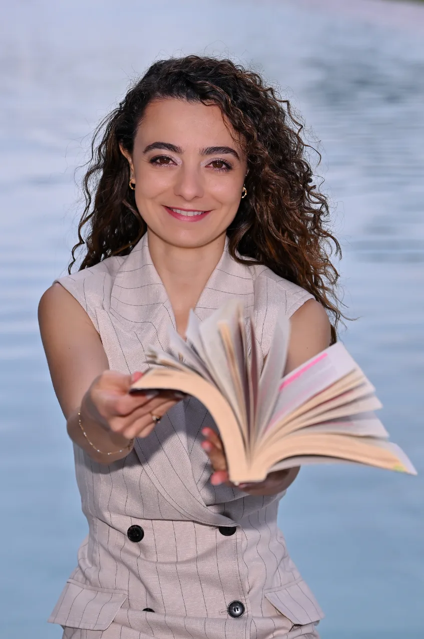 Anaïs Bouvier González con un libro en las manos